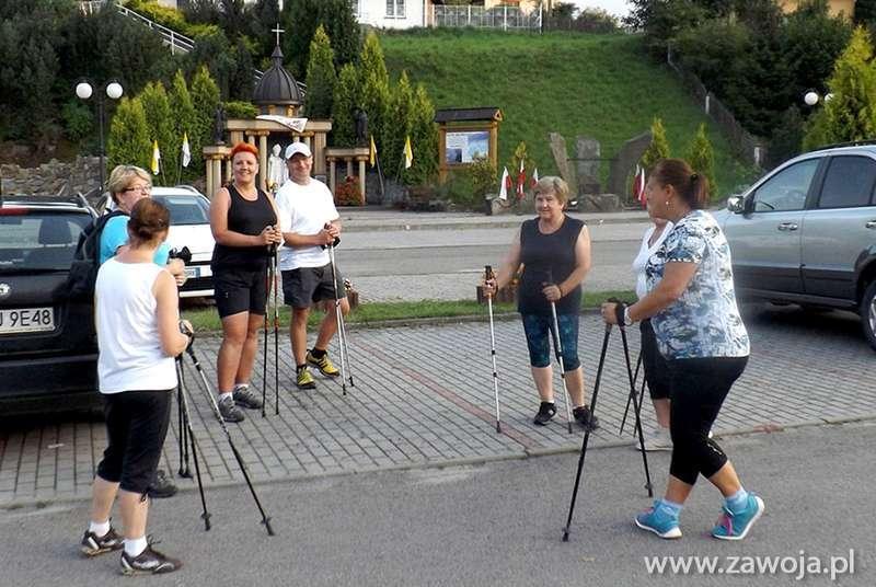 A po Zawoi chodzą z kijkami