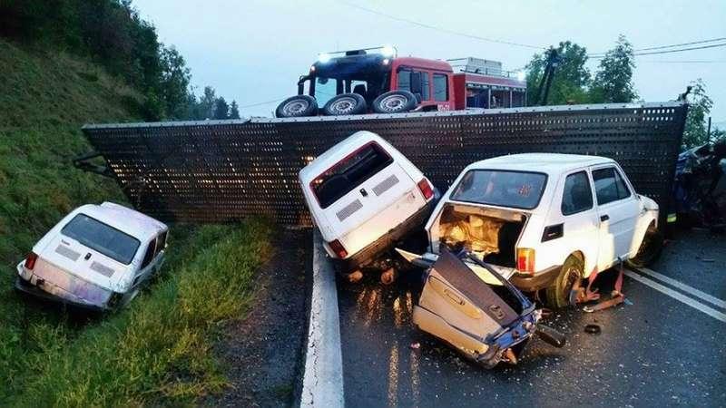 Pięć rozbitych aut w Naprawie