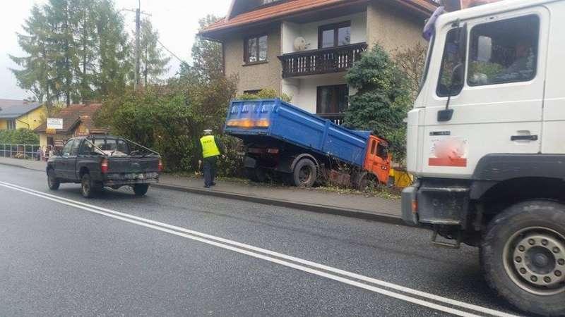 Juszczyn. Ciężarówką w płot