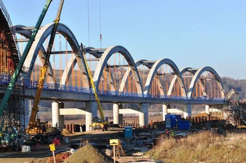Wielkie budowle firmy Skanska nad przyszłym jeziorem