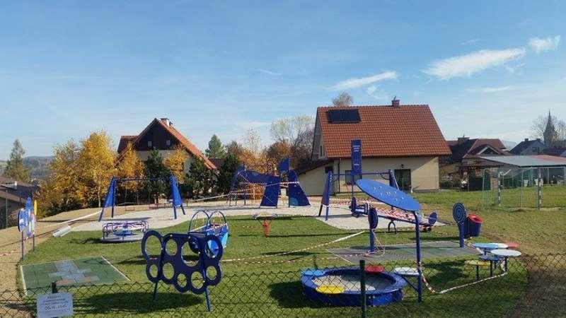 Plac zabaw gotowy (ale jeszcze nieczynny)