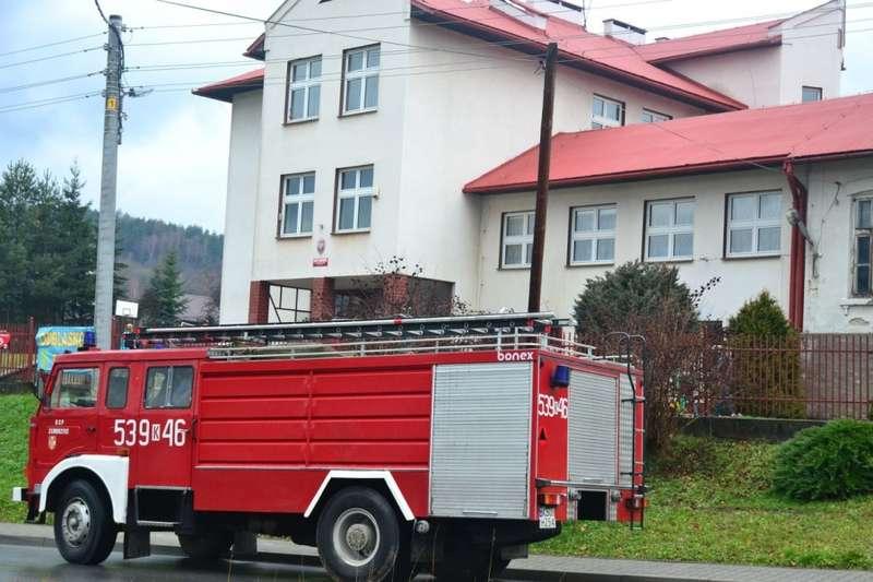Strażacy na oczach dzieci pokazali na co ich stać