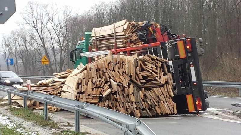 Zembrzyce: Drewno runęło z przyczepy ciężarówki