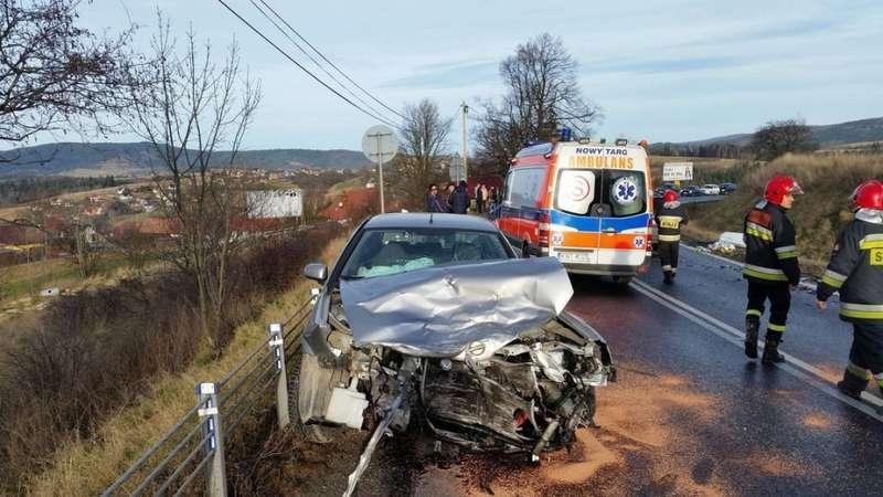 Wypadek na zakopiance. Czołowe zderzenie, jedna osoba ranna
