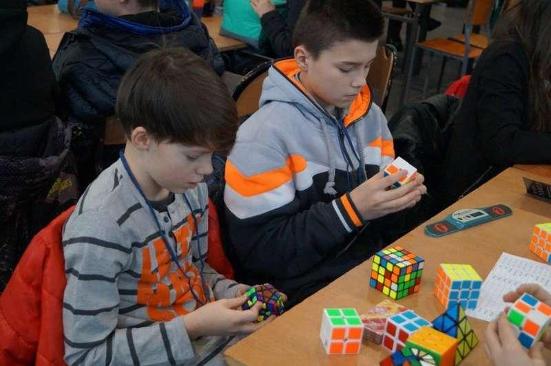 Rękami i nogami układali kostki Rubika