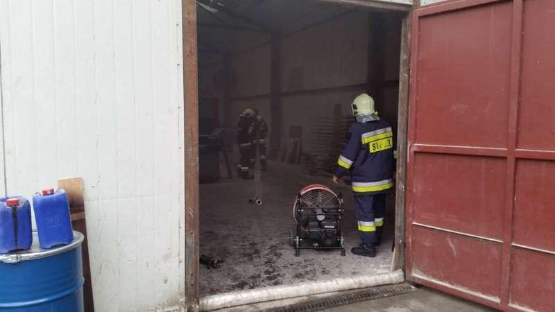 Toporzysko. Pożar w zakładzie stolarskim