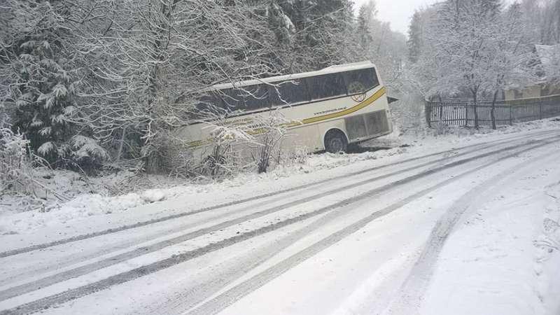 Skawica. Autobus szkolny wypadł z drogi