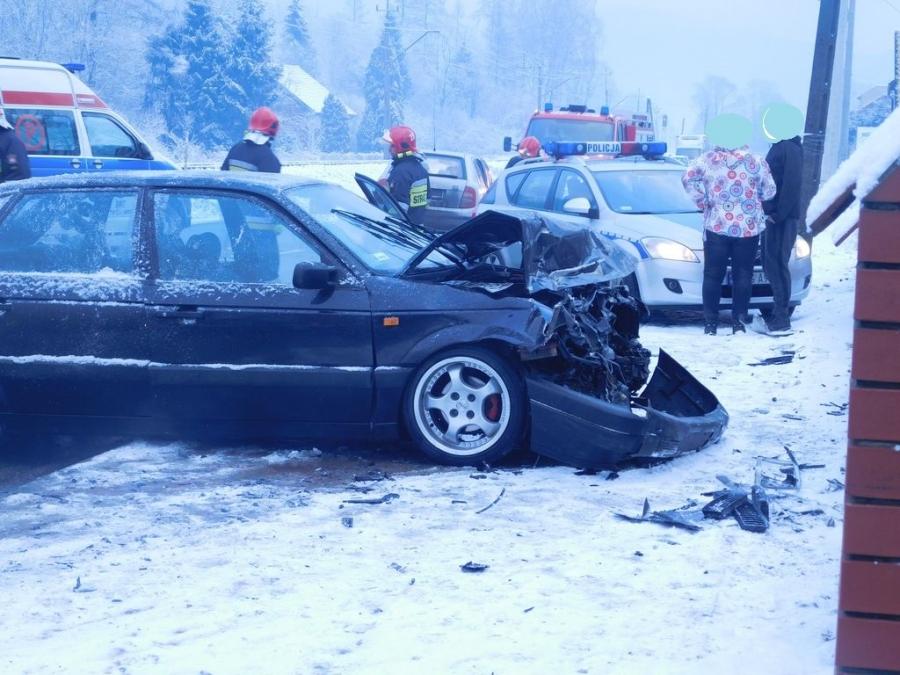 Czołowe zderzenie w Suchej Beskidzkiej.