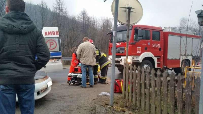 Skawica. Człowiek wpadł pod koła samochodu