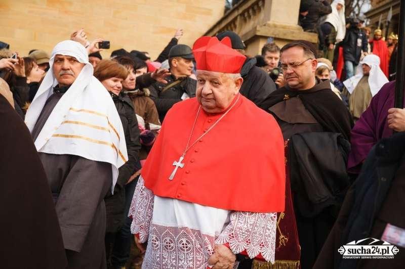 (FOTO) Wielka procesja w Kalwarii. Kardynał Dziwisz apeluje do polityków: „Zakończcie spory!”