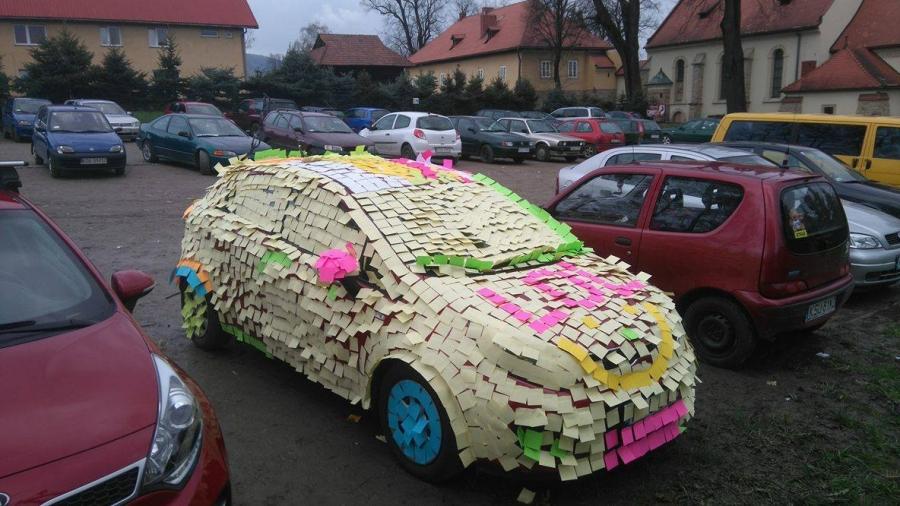 Ile karteczek trzeba zużyć, by schować pod nimi samochód?
