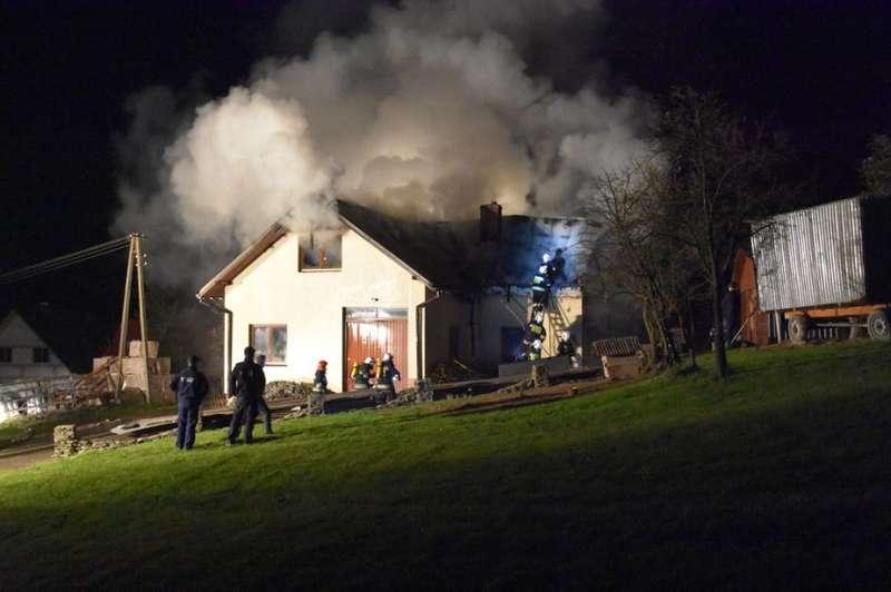 (Aktualizacja) Pożar zabudowań gospodarczych w Zawoi.