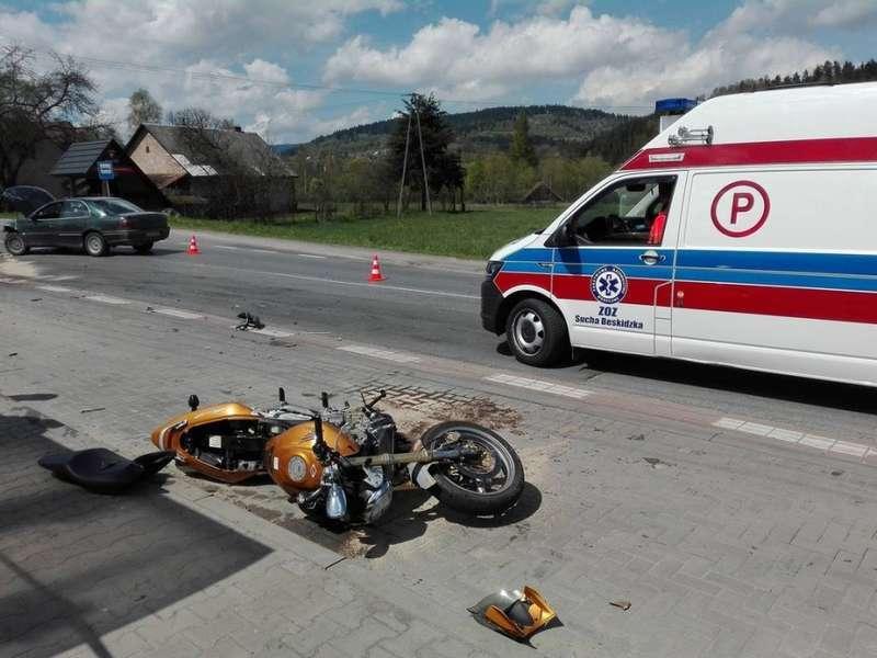 Kolizja osobówki i motocyklisty w Stryszawie
