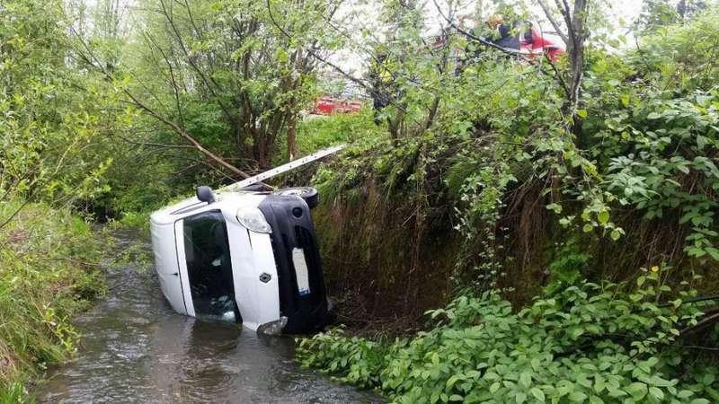 Toporzysko. Renault w potoku