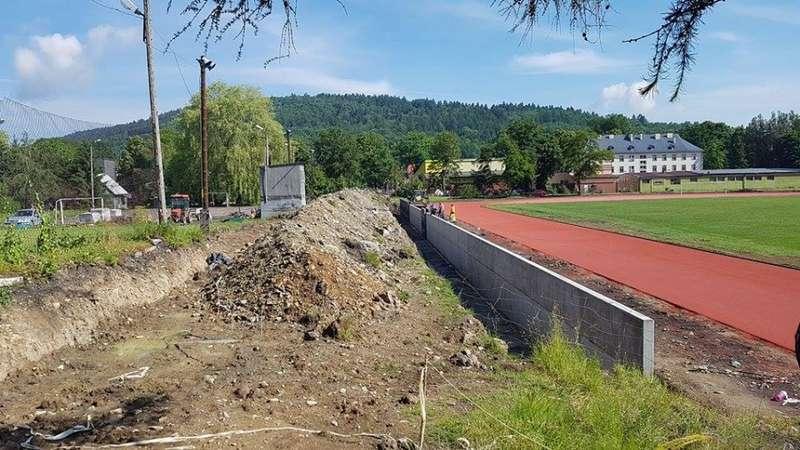 Na Babiej Górze trybuna z żelbetonem