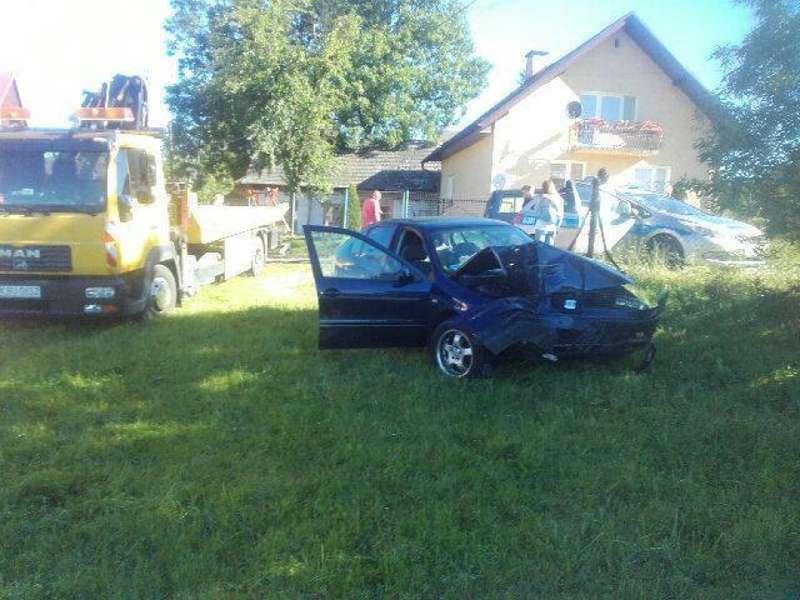 (AKTUALIZACJA) Naprawa. Seat staranował słupa, atak na policjantkę!
