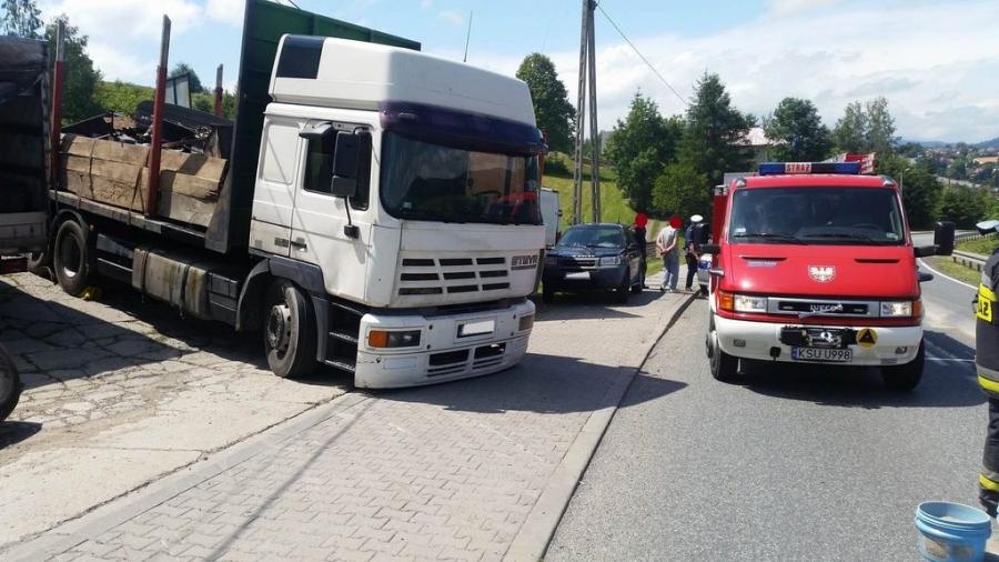 Jordanów. Opona przyczyną kolizji.