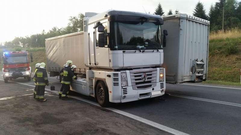 Naprawa. Cieżarówka „złożyła” się na zakopiance.
