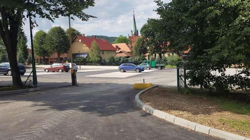 Przykościelny parking płatny? Proboszcz uspokaja wiernych