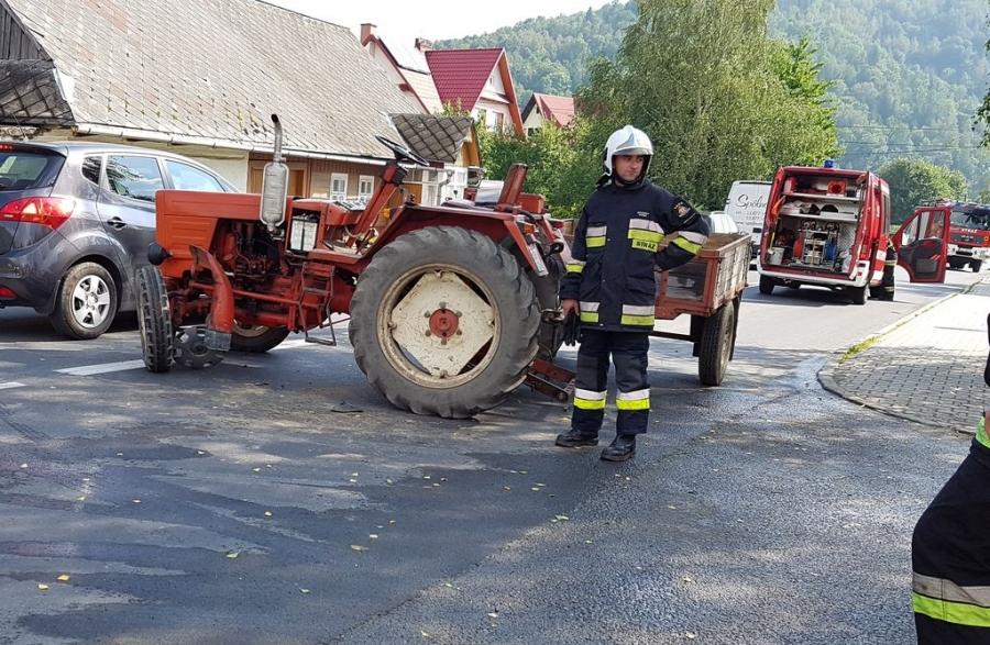 Zawoja. Kolizja osobówki i ciagnika
