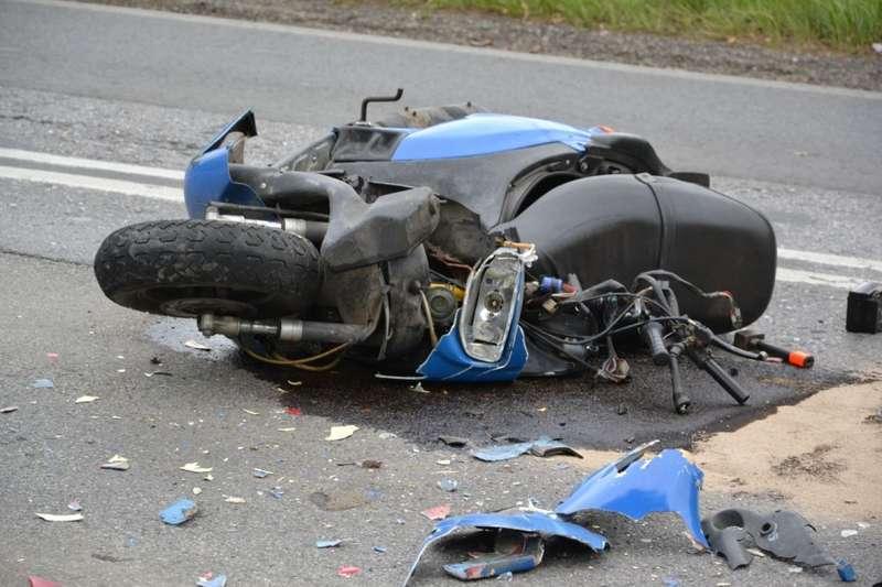 Stryszawa. Kolizja motorowerzysty z osobówką
