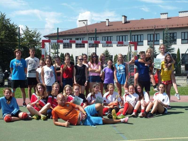 Dziewczyny stawiają na piłkę i się nią bawią