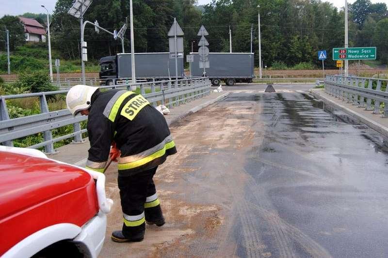 Olej wyciekł na moście
