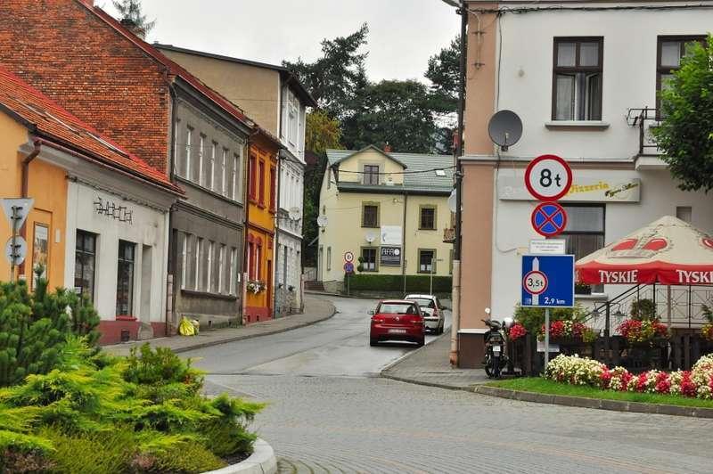 (Aktualizacja) Bój o parkowanie na Kościelnej w Makowie. Mieszkańcy organizują marsz 11 września!