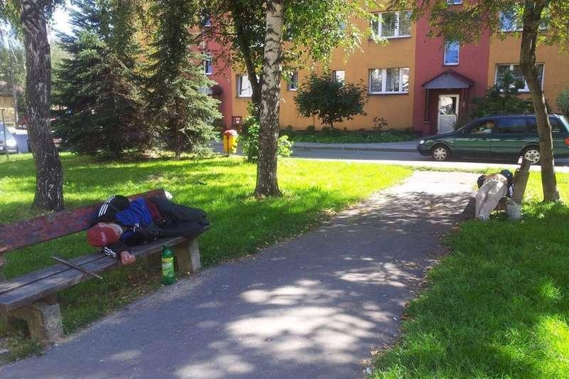 Problem bezdomnych na osiedlu Beskidzkim w Suchej powraca. Co da się w tej sprawie zrobić?