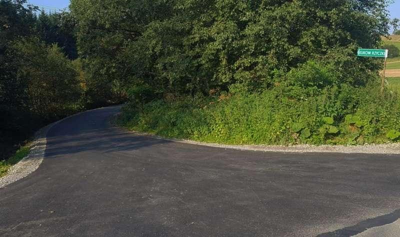 Odnowiona droga łączy Krzeszów z Kukowem
