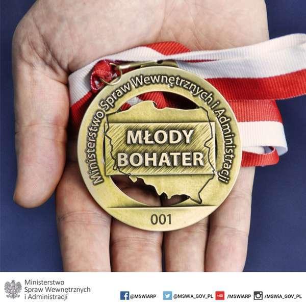 Akcja „Młody Bohater” – szef MSWiA nagradza bohaterskie zachowania dzieci