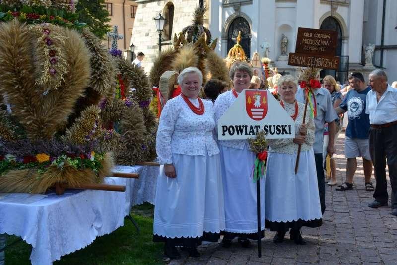 „Mioduszyna” z Zembrzyc z tradycyjnym  wieńcem dożynkowym  na Dożynkach w Miechowie