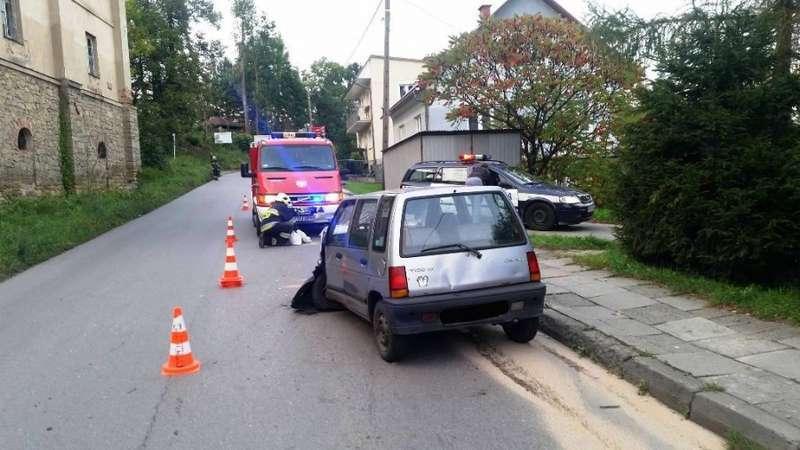 Jordanów. Kolizja z odpadniętą oponą w tle