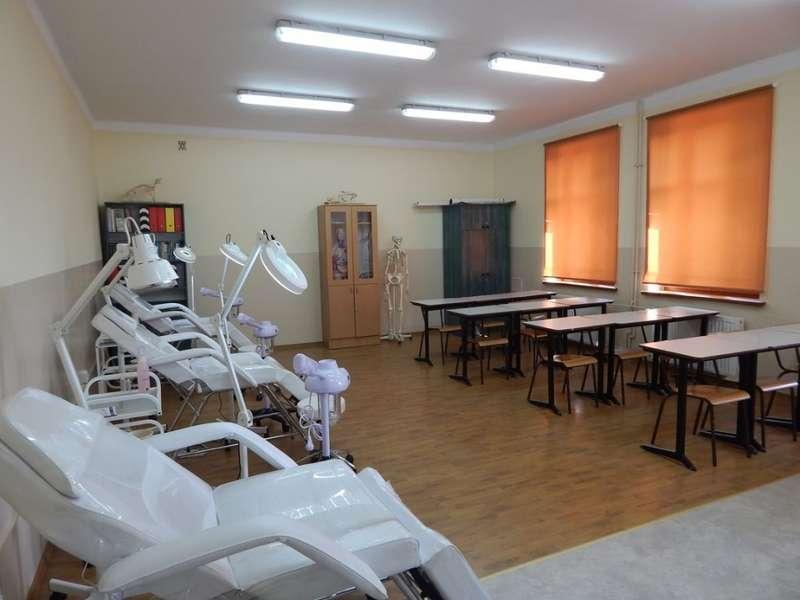 Kanty otworzył Technikum Usług Kosmetycznych w Makowie!