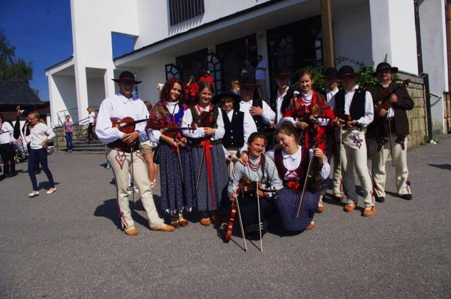 Muzycy z Małej Ziemi Suskiej i Skoblicki promowali folklor Podbabiogórza na festiwalu Gajdovačka