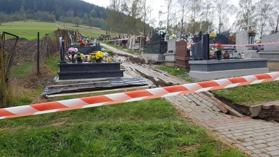 Osuwisko porywa stryszawski cmentarz