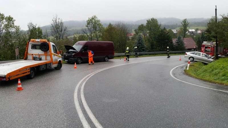 Jordanów. Podwójna kolizja na serpentynach