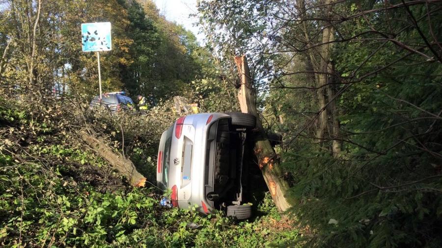 Naprawa. Volkswagen wypadł z drogi i stoczył się ze skarpy