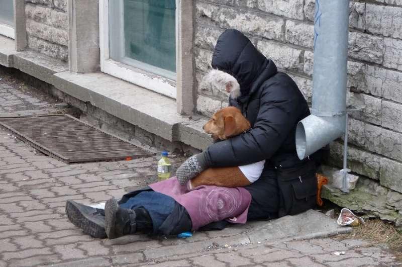 Mrozy za pasem. Policjanci proszą o pomoc bezdomnym i seniorom