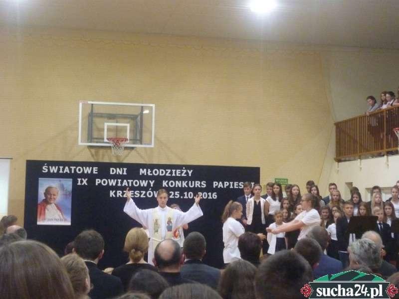 Świętego Jana Pawła II najlepiej znają gimnazjum w Budzowie i podstawówka z Juszczyna