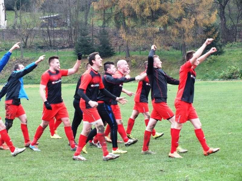 (WYNIKI) Piłkarski piątek: Naroże triumfuje w Suchej Beskidzkiej!
