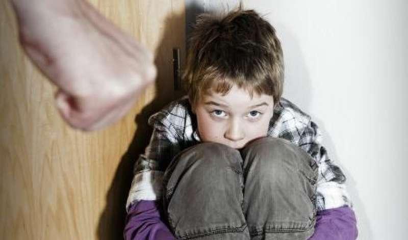 Lanie dziecku nie szkodzi - uważa jeszcze co szósty Polak. Są też pozytywne zmiany