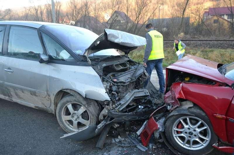 Sucha Beskidzka.  Czołowe zderzenie dwóch aut. Cztery osoby ranne.