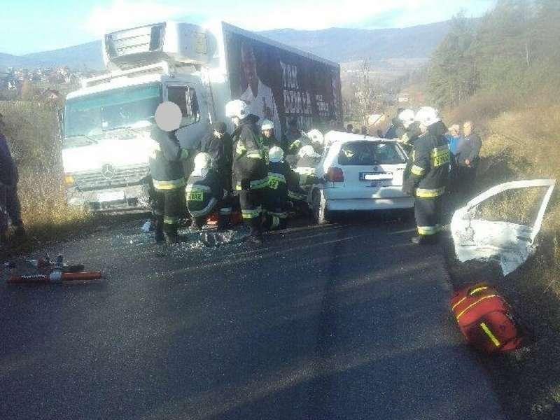 Toporzysko. Wypadek volkswagena z dostawczym mercedesem. Jedna osoba ranna