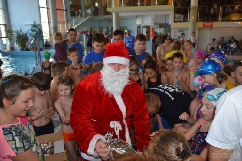 Mikołajkowe pływanie z UKS Jasień