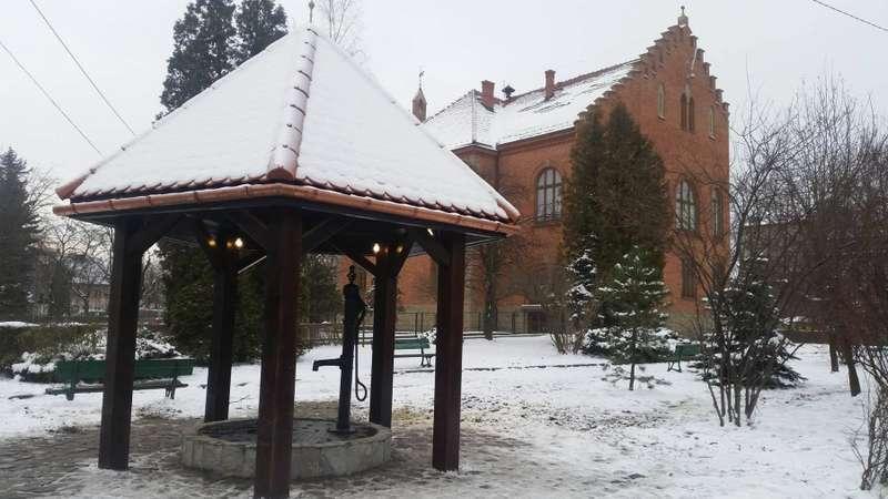 Studnia, to nie tylko zabytek. Można z niej czerpać wodę