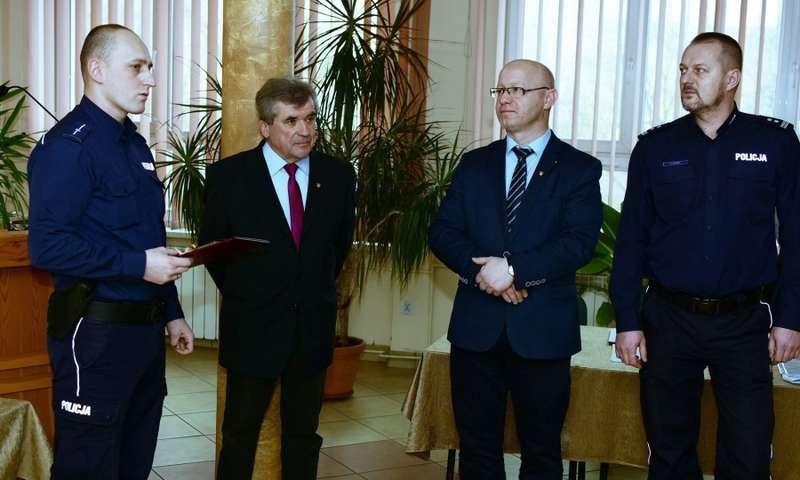 Starosta suski nagrodził mł.asp.  Krzysztofa Błachuta „Dzielnicowego Roku 2016”