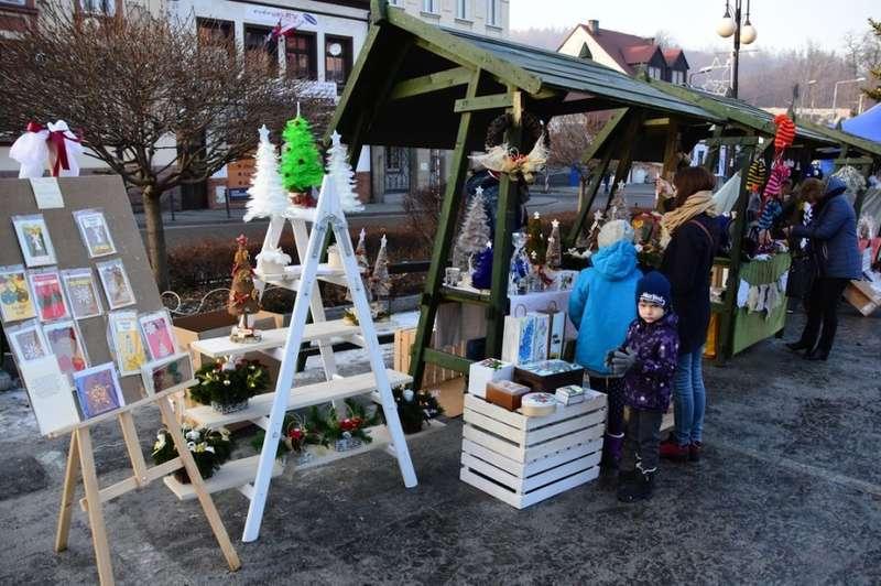 Na miejskim rynku zorganizowano Kiermasz Bożonarodzeniowy.