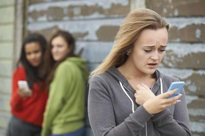 Polskie nastolatki nie potrafią żyć bez internetu. Sprawdź co robią w sieci