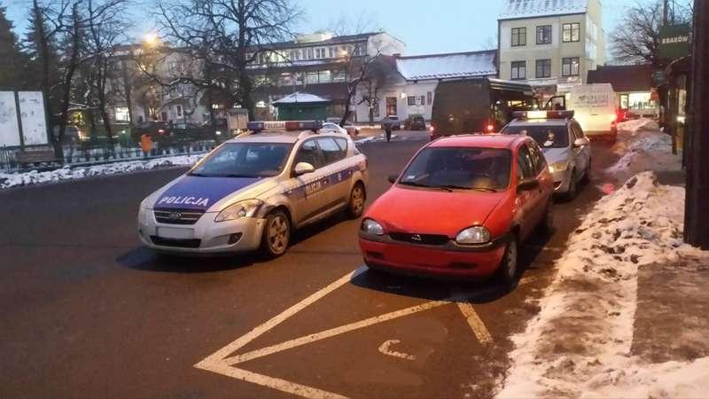 Jordanów. Kolizja policyjnego radiowozu. Nieostrożnie na sygnale